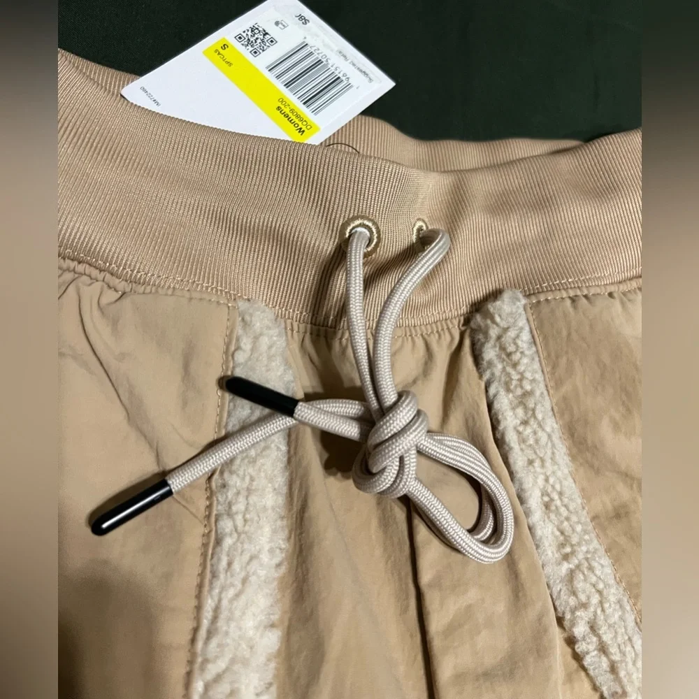 Nike Women's
Sportswear Essential
Woven High Rise Pants size small - Picture 2 of 5